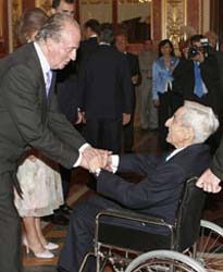 Gabriel Cisneros muriÃ³ en julio de 2007 aquejado de un cÃ¡ncer de hÃ­gado. SiguiÃ³ trabajando en el Congreso casi hasta el Ãºltimo momento.