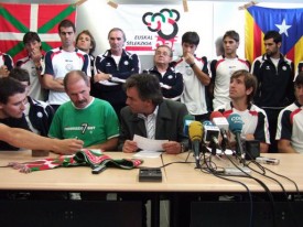 'Good bye Spain'. Santiago Espot (en el centro), presidente de Catalunya AcciÃ³, y miembros de Esait.