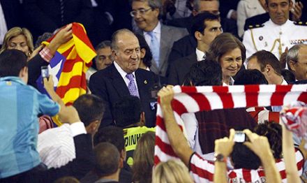 El Rey y la Reina durante la pitada de la final de la Copa. | Vicent Bosch