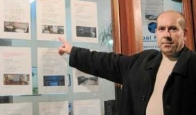 El empresario muestra los rÃ³tulos de su agencia inmobiliaria