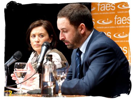 Teresa Moreno y Santiago Abascal, anoche en AbarÃ¡n
