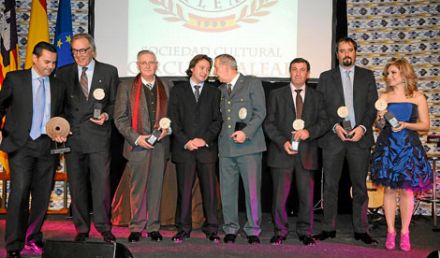 En la imagen, Jorge Campos, presidente de CÃ­rculo Balear, en el centro, junto a los premiados durante el acto de celebraciÃ³n del X Aniversario.