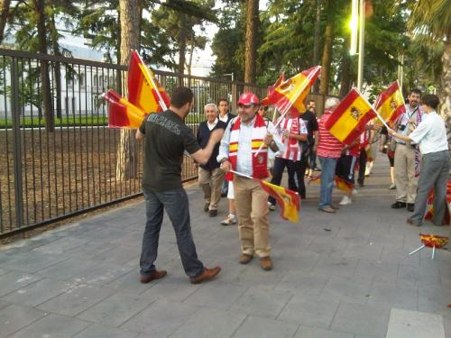 Santiago Abascal, presidente de DENAES, repartiendo banderas en el Camp Nou. | Foto: DENAES