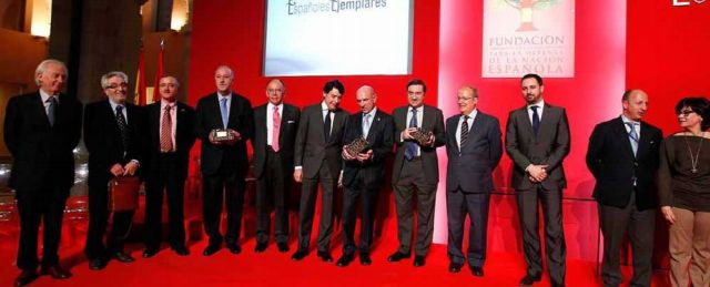 De izquierda a derecha, el dramaturgo Albert Boadella; el sociÃ³logo Amando de Miguel; el ex funcionario de prisiones JosÃ© A. Ortega Lara; el seleccionador nacional, Vicente del Bosque; el empresario Ricardo BenedÃ­; el vicepresidente de la Comunidad de Madrid, Ignacio GonzÃ¡lez; el cineasta IÃ±aki Arteta, que recogiÃ³ el premio en nombre deAgustÃ­n Ibarrola; el director de EL MUNDO, Pedro J. RamÃ­rez; el historiador Fernando GarcÃ­a de CortÃ¡zar; el presidente de Denaes, Santiago Abascal; el vicepresidente, Ricardo Garrudo, y la alcaldesa de Lizarza, Regina Otaola, ayer en Madrid tras la entrega de premios./ JAVIER BARBANCHO