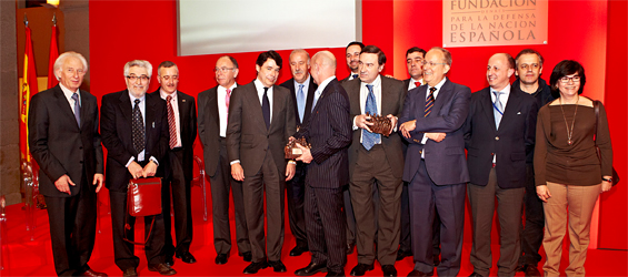 Los premiados con los dirigentes de la FundaciÃ³n e invitados al acto en una foto de familia, tras la entrega de los premios (Foto: FundaciÃ³n DENAES).