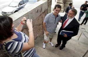Mayor Oreja se fotografiÃ³ con unos turistas en los accesos a La Magdalena. :: D. PEDRIZA