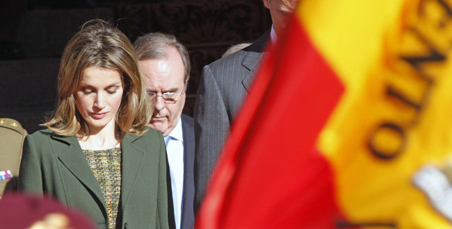 Letizia_bandera_espanola.jpg