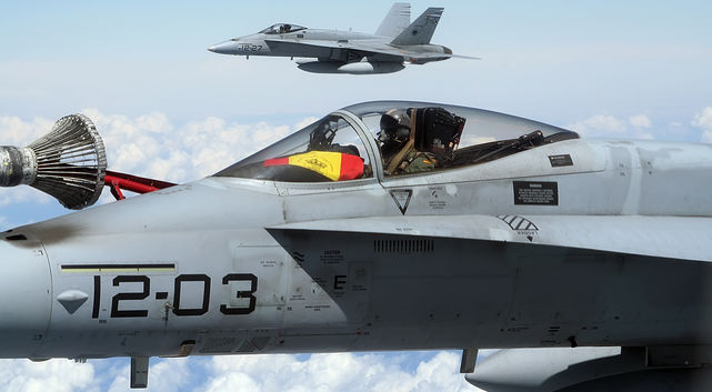 Caza_F-18_bandera_de_Espana.jpg