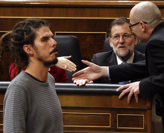 diputado-podemos-alberto-rodriguez-pasa-ante-presidente-del-gobierno-funciones-mariano-rajoy-antes-votar-eleccion-del-presidente-del-congreso-durante-sesion-constitu.jpg